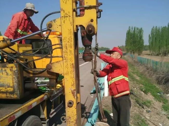 伊寧維修更換波形護(hù)欄 確保道路安全通暢