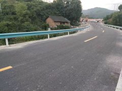 安徽鄉(xiāng)村公路安裝波形護(hù)欄板能滿足村民安全出行